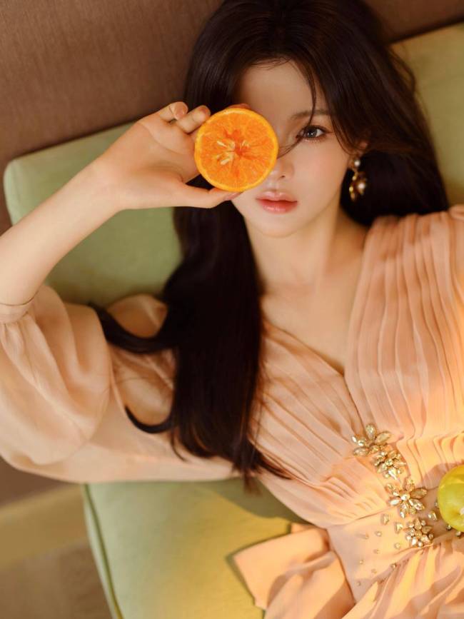 杨超越穿柔雾粉裙纯欲魅惑 橙色系妆容甜美温柔