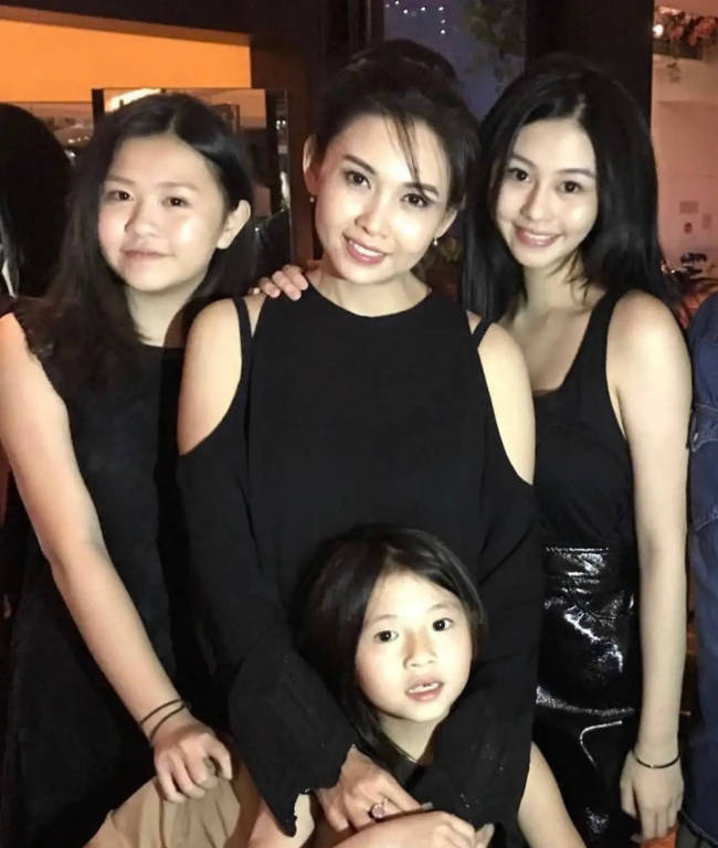 邱淑贞和三个女儿最新合影释出 24岁沈月像妈妈