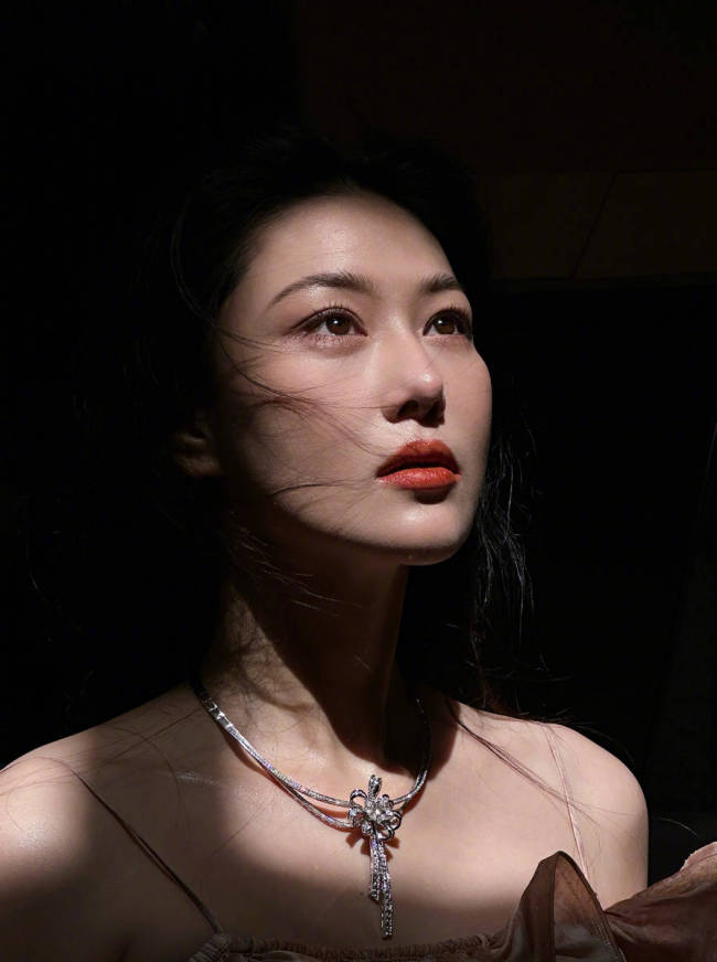 张馨予穿吊带长裙秀美背 完美肱二头肌显健身痕迹