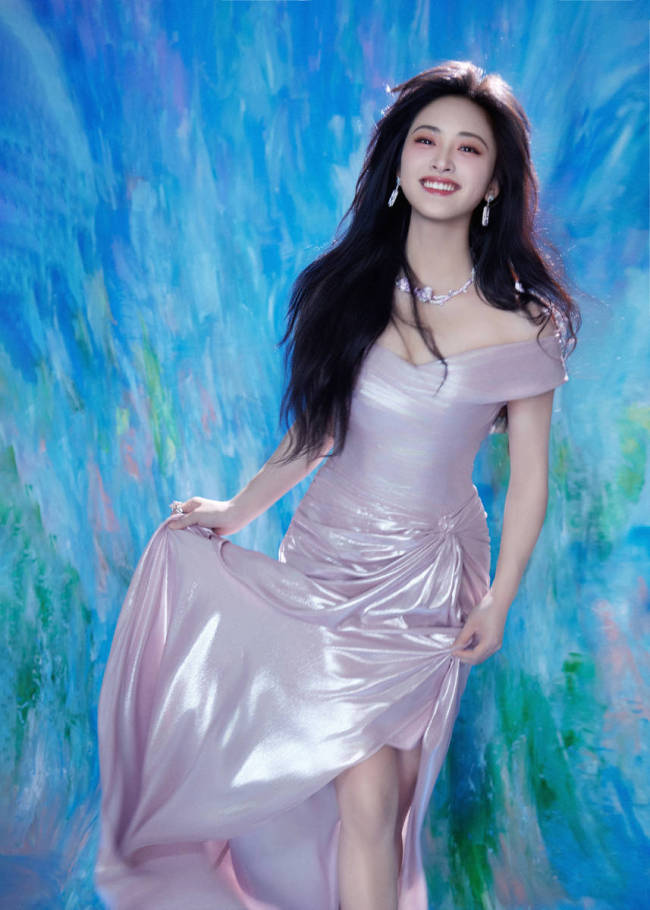 沈月身穿水光紫裙芬芳馥郁 戴银紫色项链精致靓丽