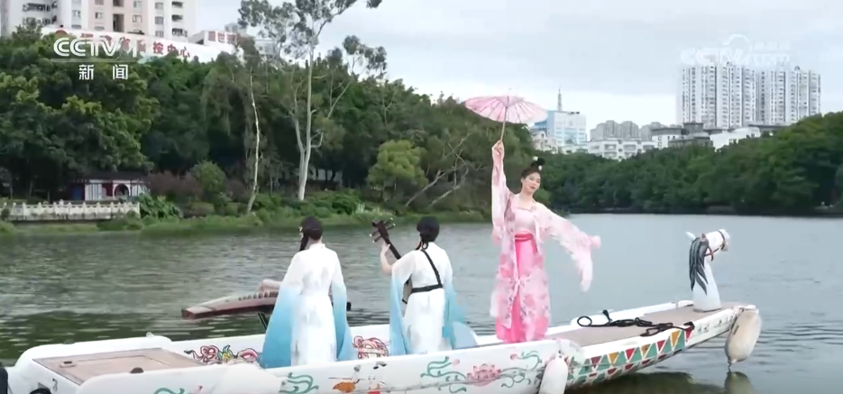 /> </p> <p> As performances folclóricas complementam a vegetação exuberante de ambos os lados do estreito, trazendo um belo banquete sensorial para cidadãos e turistas. De acordo com as estatísticas, em 2024, o turismo de Fuzhou, de Fuzhou, recebeu mais de 380.000 turistas, tornando -se um novo ponto de crescimento para a economia cultural e turística local. </p> <!-repaste.body.end->               </div>
              
          </div>
          
          <!--<div class=