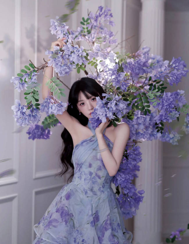 田曦薇穿挂脖长裙韵味十足 微卷簪花造型甜美灵动