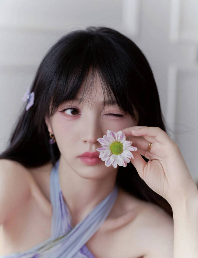 田曦薇穿挂脖长裙韵味十足 微卷簪花造型甜美灵动