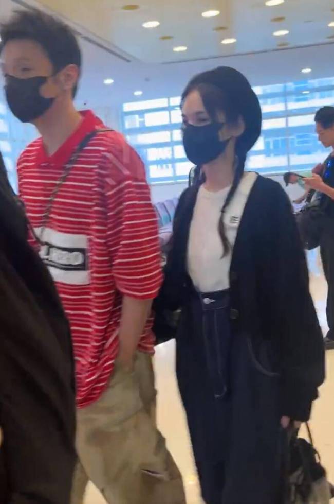 李荣浩杨丞琳回娘家逛商场 两人互动频频好甜蜜