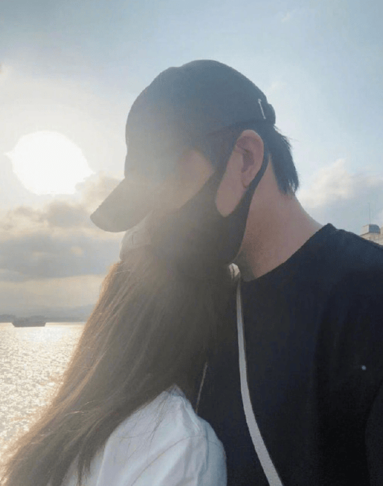 俞灏明凌晨晒王晓晨戴钻戒照 疑似官宣结婚喜讯