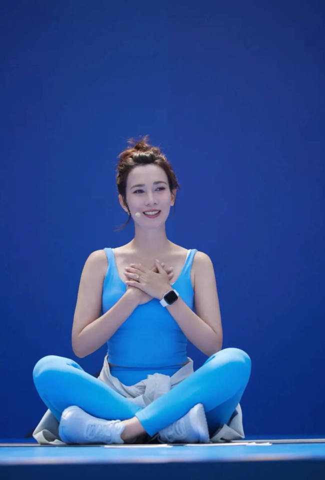 韩庚娇妻秀二胎孕肚 小腹微微隆起马甲线吸睛