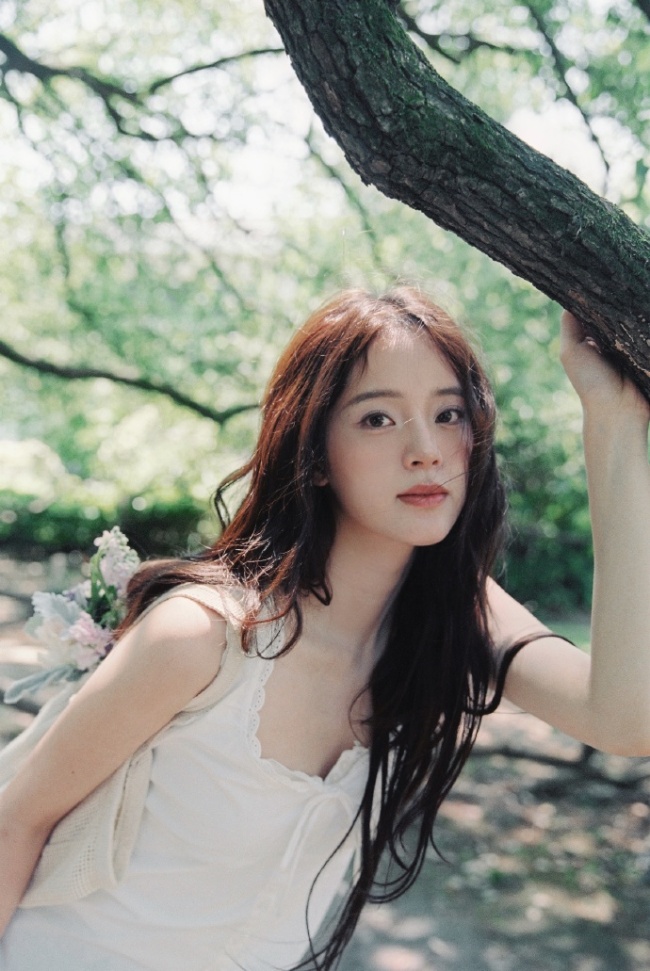 欧阳娜娜穿白色吊带清新靓丽 化身林间元气少女