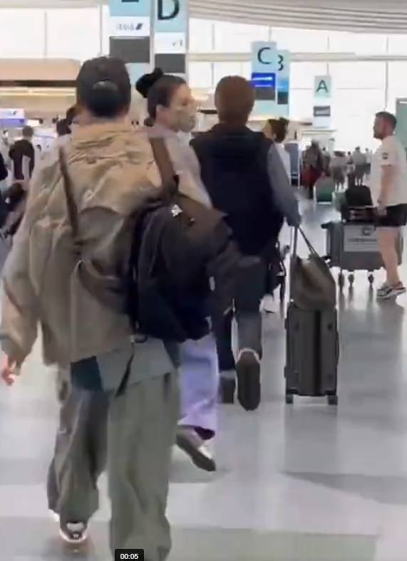 网友日本机场偶遇王菲谢霆锋 二人结束度假回京