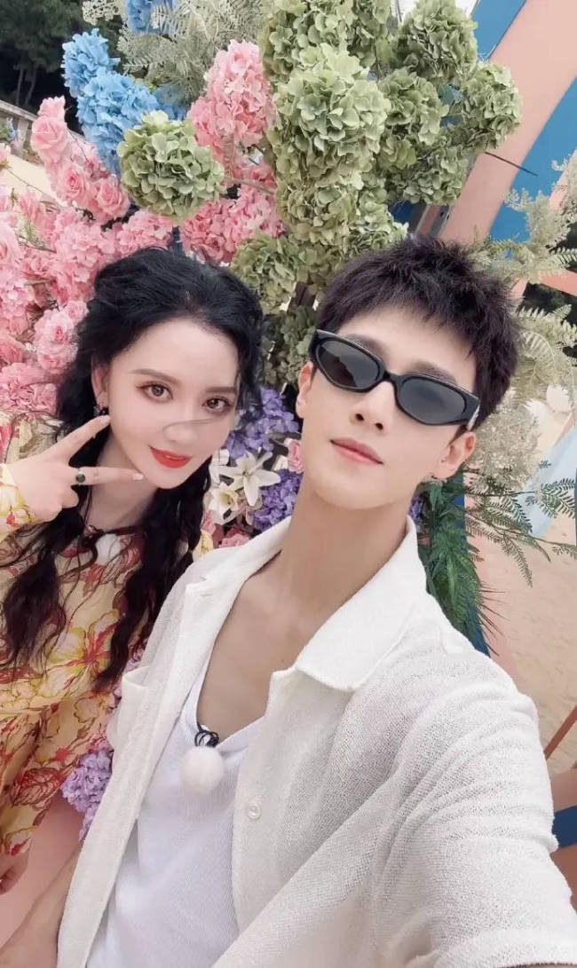 张萌晒出与李昀锐合照 夸赞对方健身效果不错
