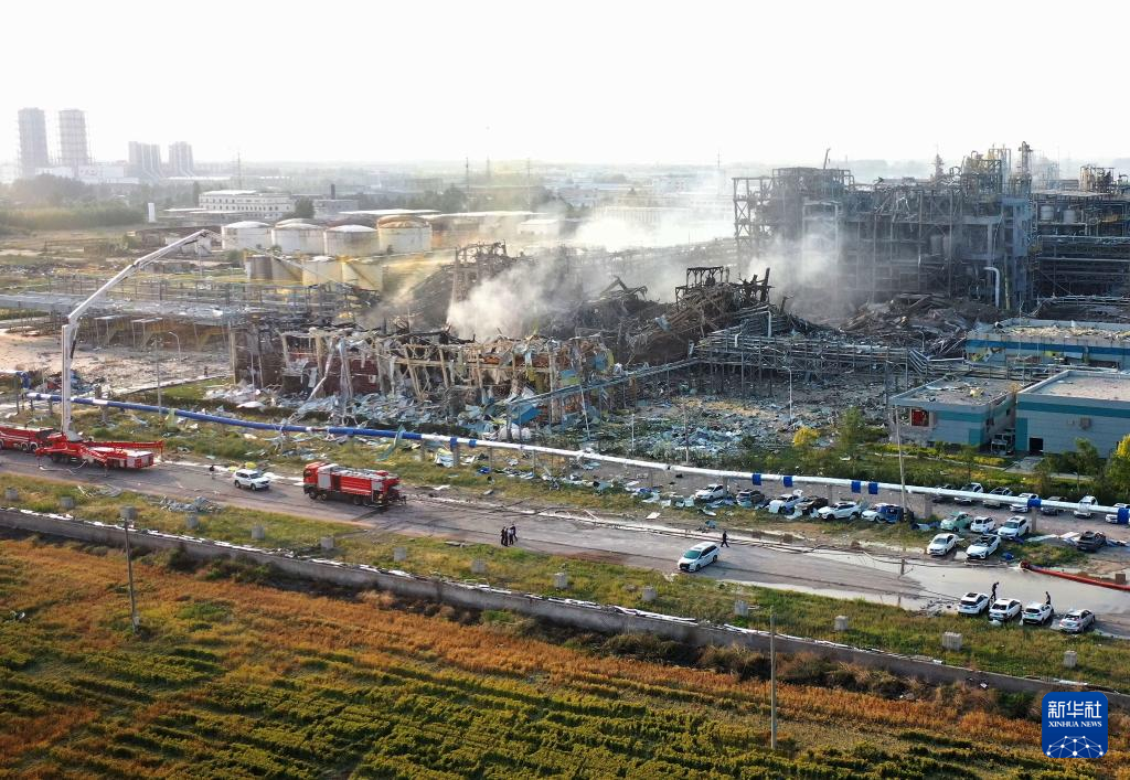 5月27日，山东潍坊高密市友道化学有限公司发生爆炸。这是救援力量在事故现场处置。新华社发