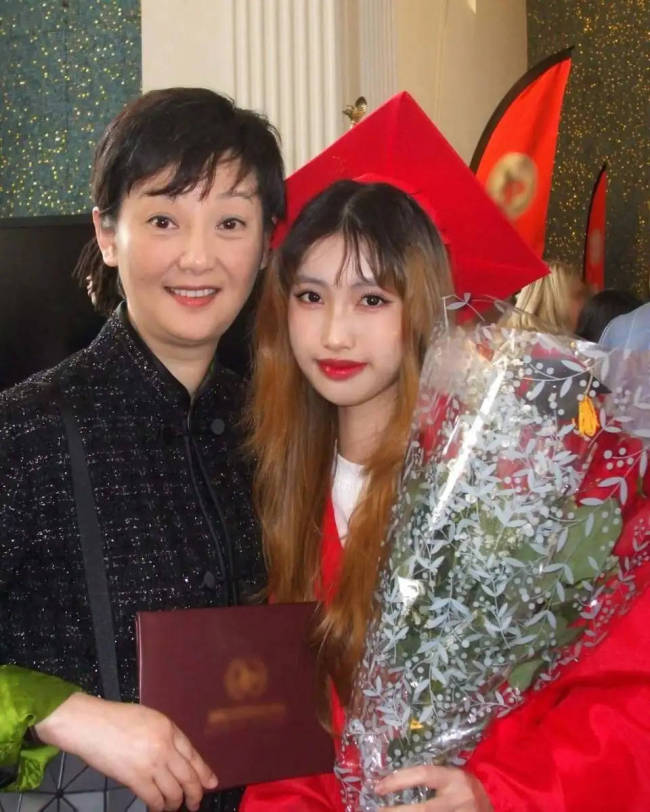 冯小刚养女高中毕业！徐帆美国陪女儿参加毕业典礼