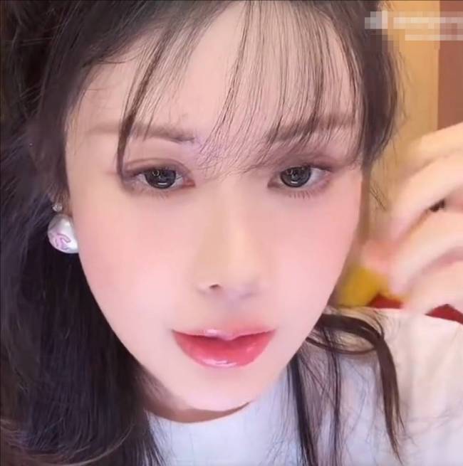 网红韦雪官宣与男朋友分手：现在是好朋友家人