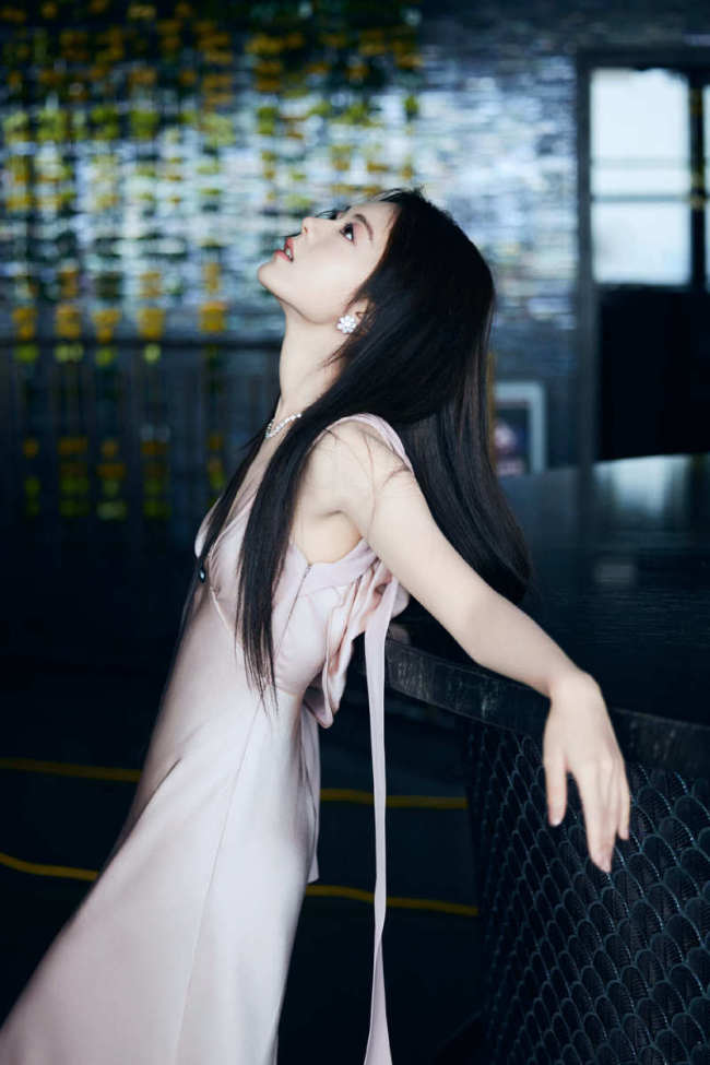 赵今麦粉色吊带裙缎光如水 秀发乌黑顺直清丽自然