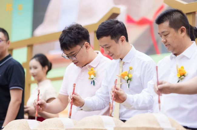 邀请员工至亲，共赴郎酒热爱：郎酒端午制曲大典，深度凝聚酒业“家国情怀”！