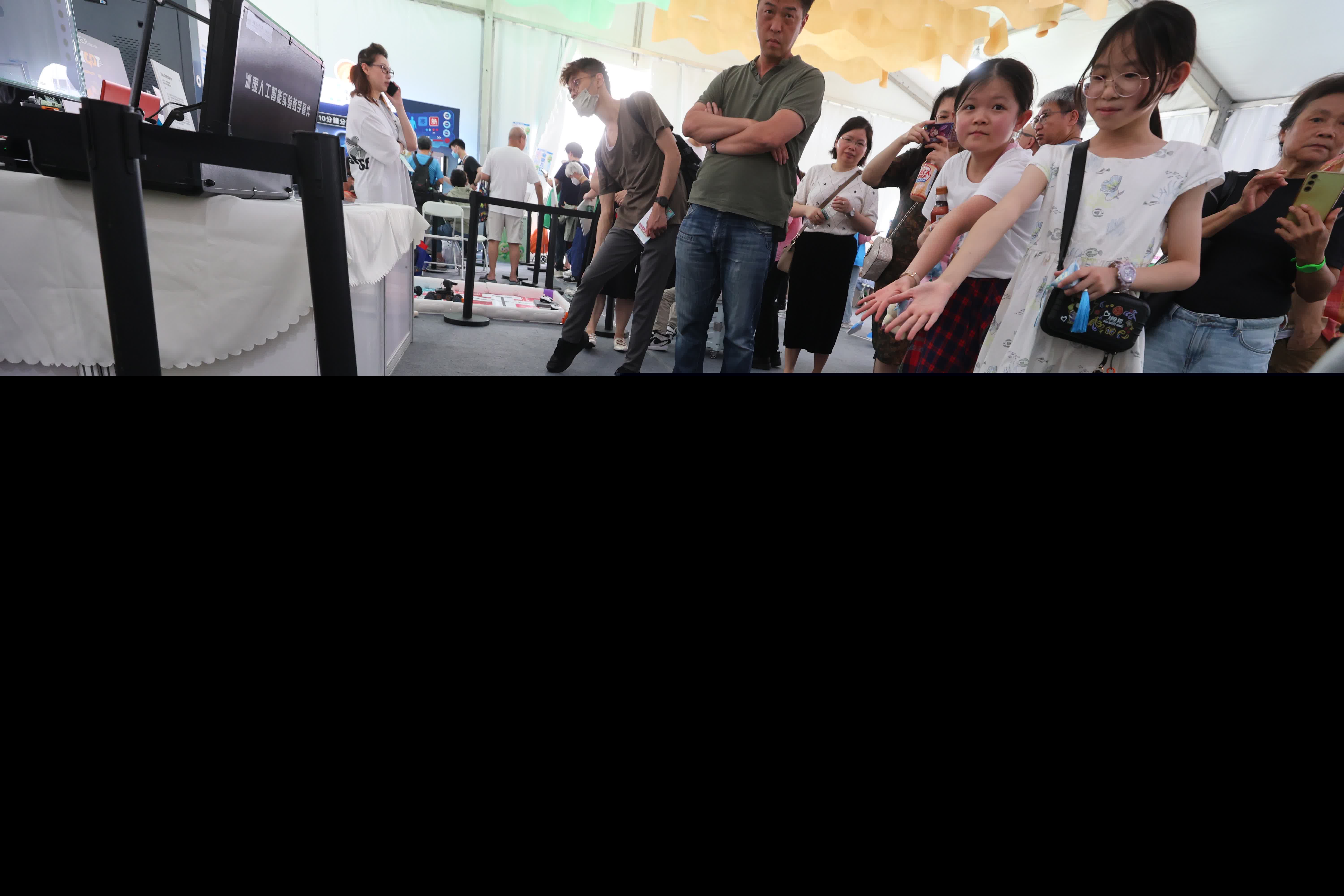 第三屆同鄉社團家鄉市集嘉年華。機械狗市民互動 (香港文匯報記者北山彥 攝)