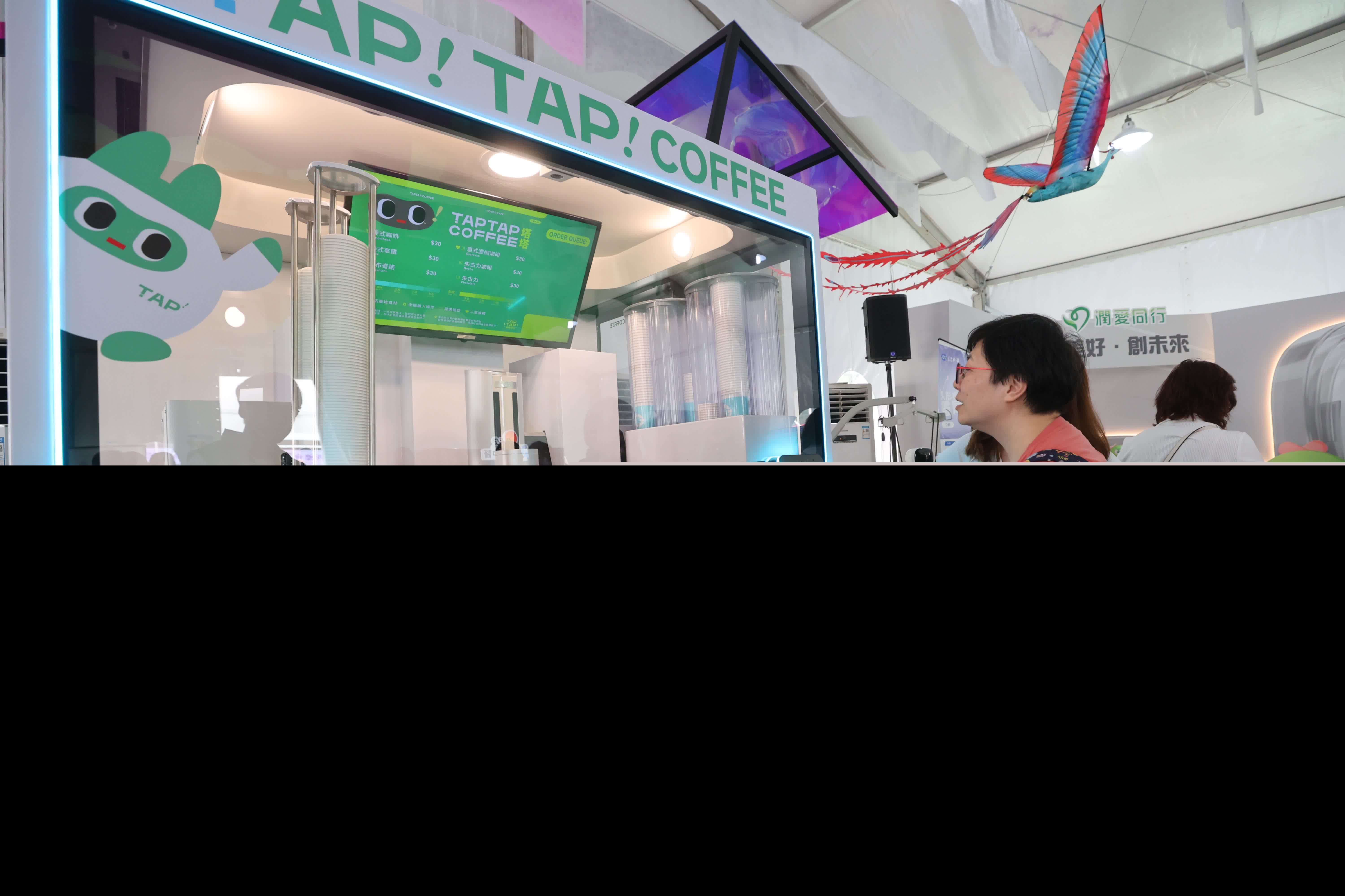 第三屆同鄉社團家鄉市集嘉年華。全自動機器人咖啡機 (香港文匯報記者北山彥 攝)