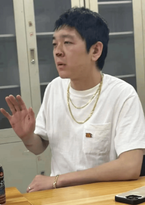 马思纯男友现身医院急诊就医 疑似被人用酒瓶砸伤