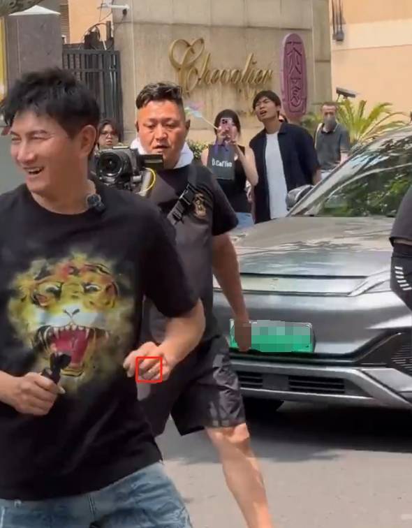 网友偶遇吴奇隆录综艺 左手无名指戴戒指破传闻