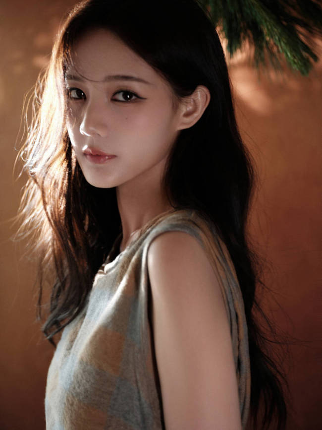 李一桐穿修身长裙秀完美腰线 大波浪造型优雅魅惑