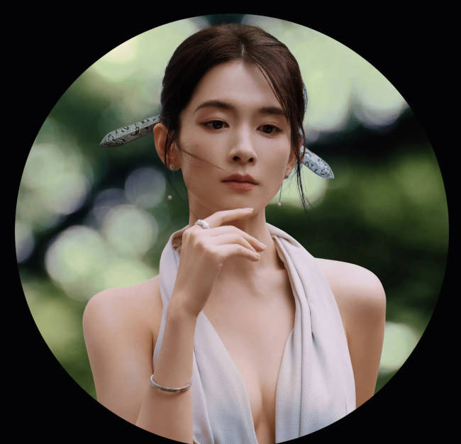 陈昊宇穿挂脖吊带性感撩人 簪白色发钗古韵十足