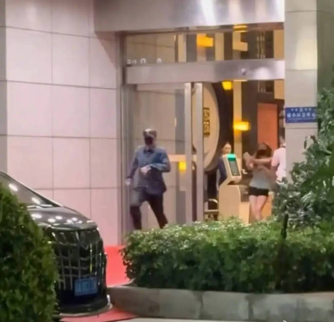檀健次被私生追到逃跑 被追也不忘跟粉丝打招呼