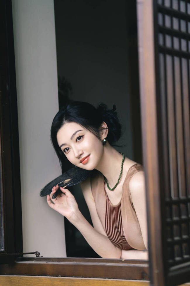 景甜穿无袖长裙典雅温婉 盘发造型知性甜美