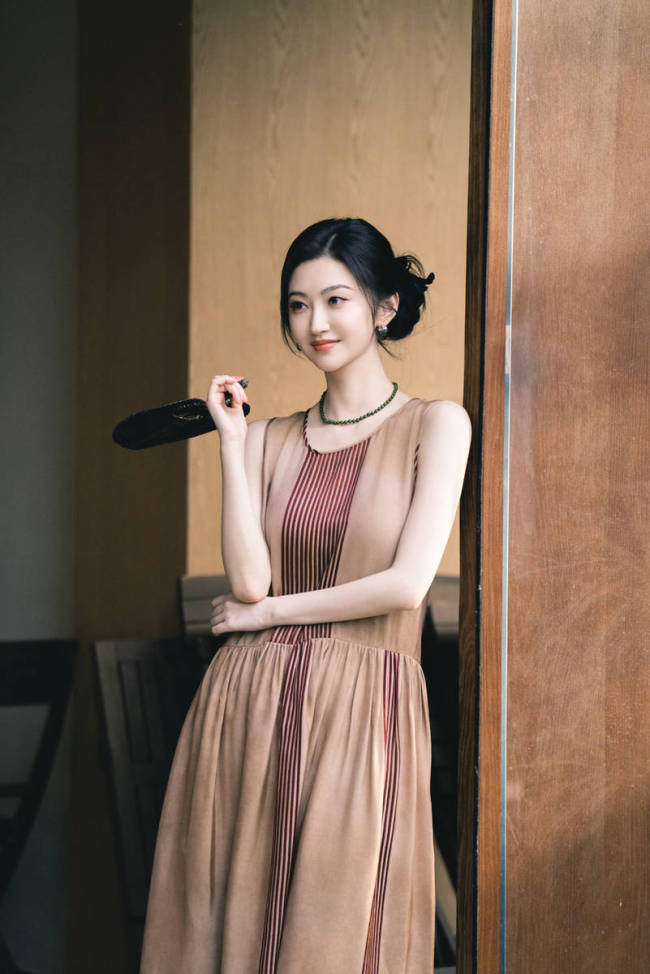 景甜穿无袖长裙典雅温婉 盘发造型知性甜美