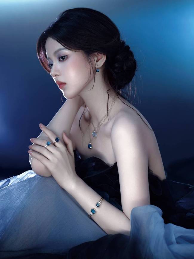 杨超越化身人鱼公主 置身贝壳垂眸浅笑梦幻浪漫