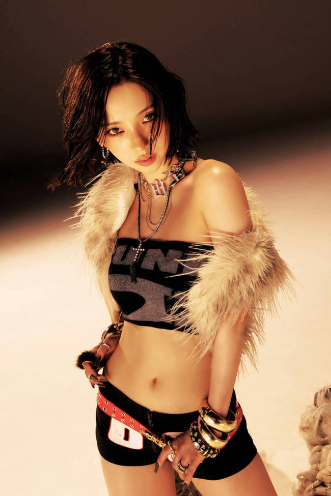 柳智敏热裤湿发性感火辣 化身妩媚女郎秀身材曲线