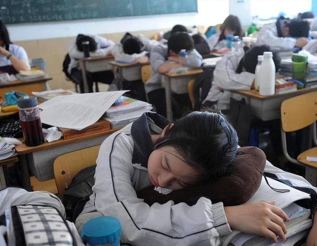 高考成绩还没出来,有学校就已经发出复读条件,家长：简直卷出天际