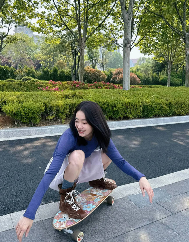 张小斐玩滑板秒变元气少女！笑容灿烂穿搭时髦吸睛