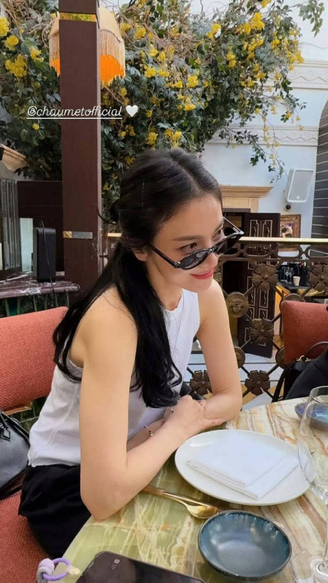 43岁宋慧乔晒西班牙街头随拍！微卷长发造型好美
