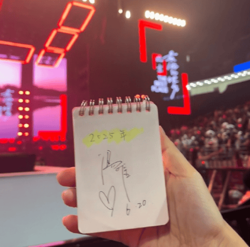 汤唯现身王力宏演唱会 贴心为粉丝签名合影