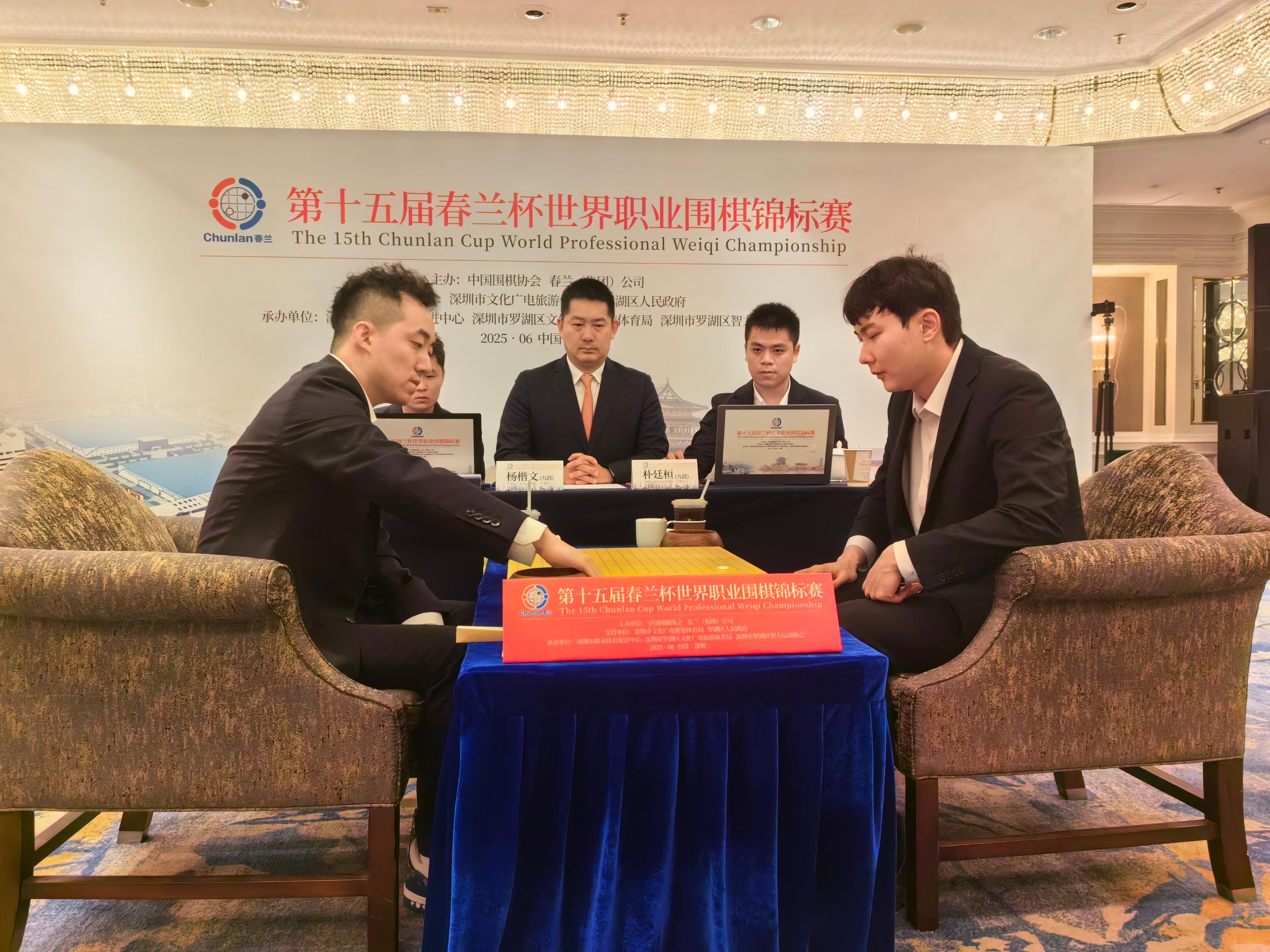 杨楷文九段（左）与朴廷桓九段在比赛中。人民网记者 李乃妍摄