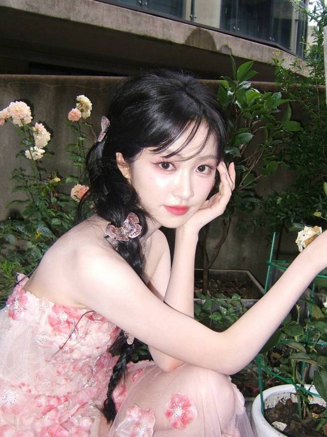 杨肸子晒夏日随拍明媚多姿 头扎麻花辫青春元气