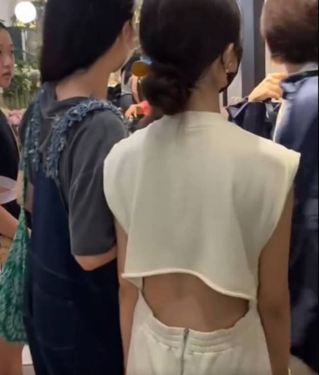网友偶遇孙莉带女儿看戏剧 黄多多露腰装秀好身型