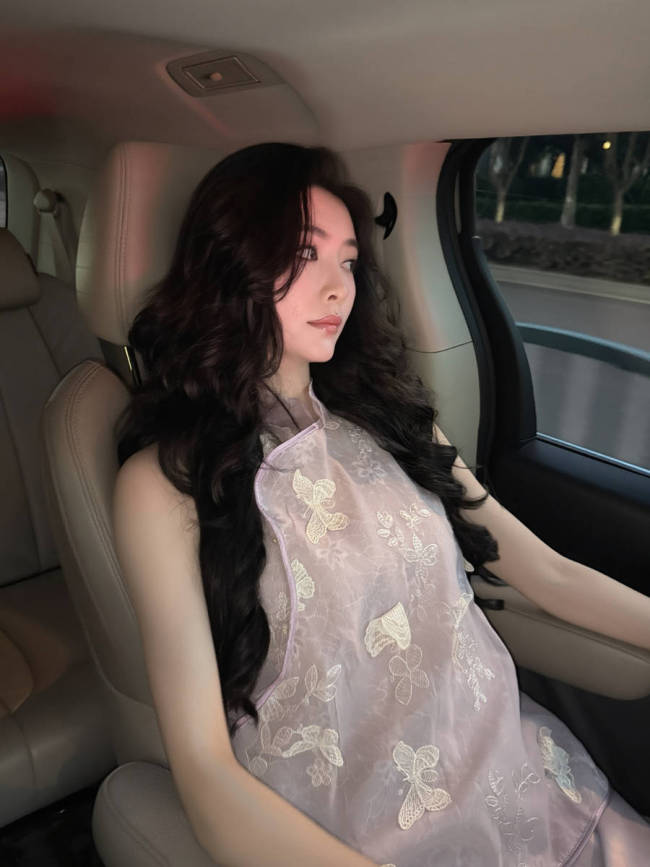 许佳琪穿刺绣蝴蝶裙复古优雅 波浪卷发温婉俏丽