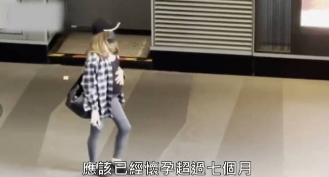 许玮甯挺硕大孕肚出街 一边走路一边轻轻抚摸肚子