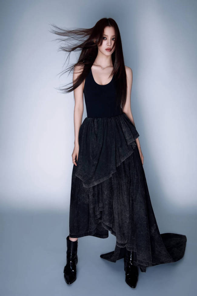 欧阳娜娜烟熏妆大片释出！穿黑色长裙秒变酷girl