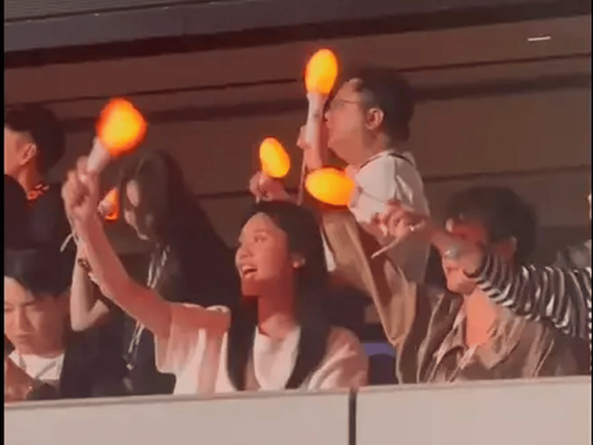 奚梦瑶和婆婆看周杰伦演唱会 有说有笑关系超好