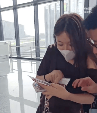 李兰迪刮彩票误以为中了7万 结果粉丝称是特别定制