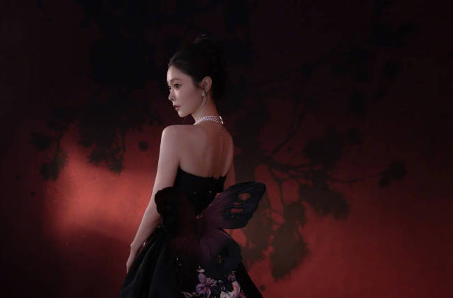 宋轶身穿一袭碎花长裙 妩媚多姿体态优雅