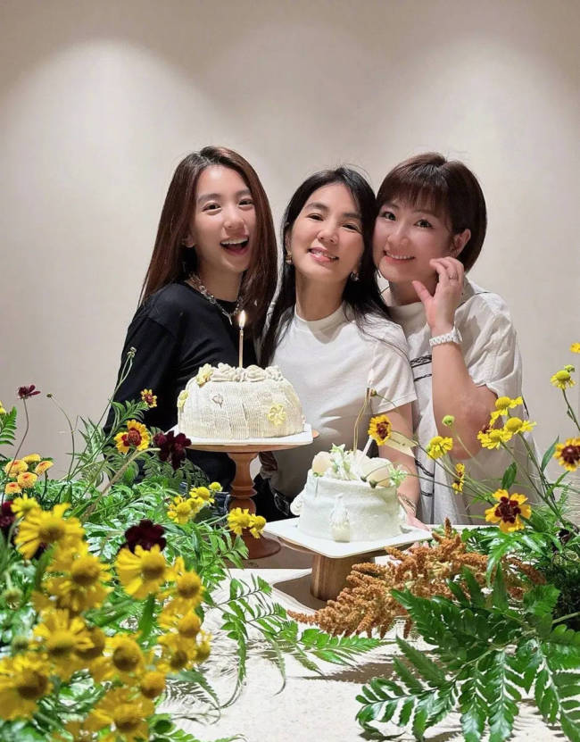 SHE久违合体为Ella庆生 二十余年情谊永不消散