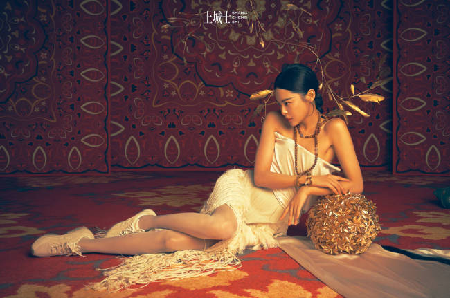 辛芷蕾化身异域神女风情万种 漫步敦煌别样生姿