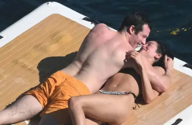 啪姐穿比基尼身材凹凸有致 与未婚夫船上甜蜜幸福