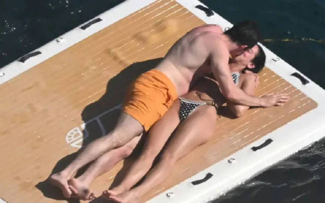 啪姐穿比基尼身材凹凸有致 与未婚夫船上甜蜜幸福
