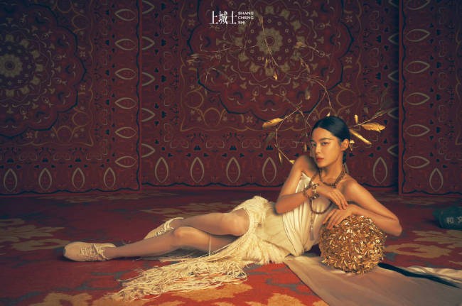 辛芷蕾化身异域神女风情万种 漫步敦煌别样生姿