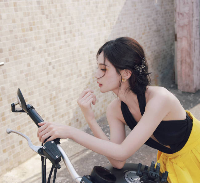 李一桐身着露背长裙 美背线条流畅又甜美又性感