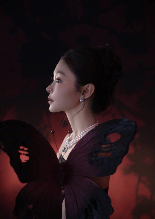 宋轶身穿一袭碎花长裙 妩媚多姿体态优雅