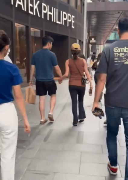 杨采钰挺孕肚出街 手挽男子举止亲密